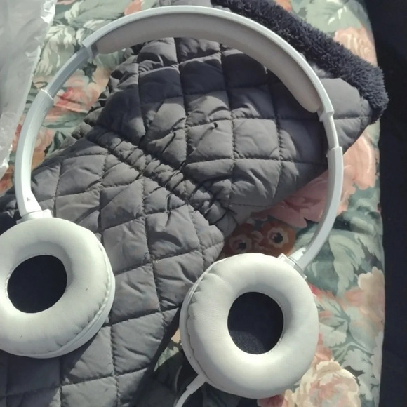 Amazon Basics Headphones - Picture 1 of 2